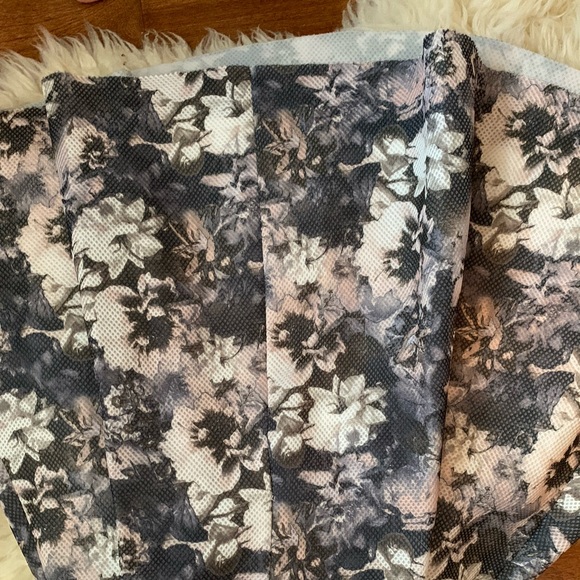 A line patterned skirt - Picture 2 of 2